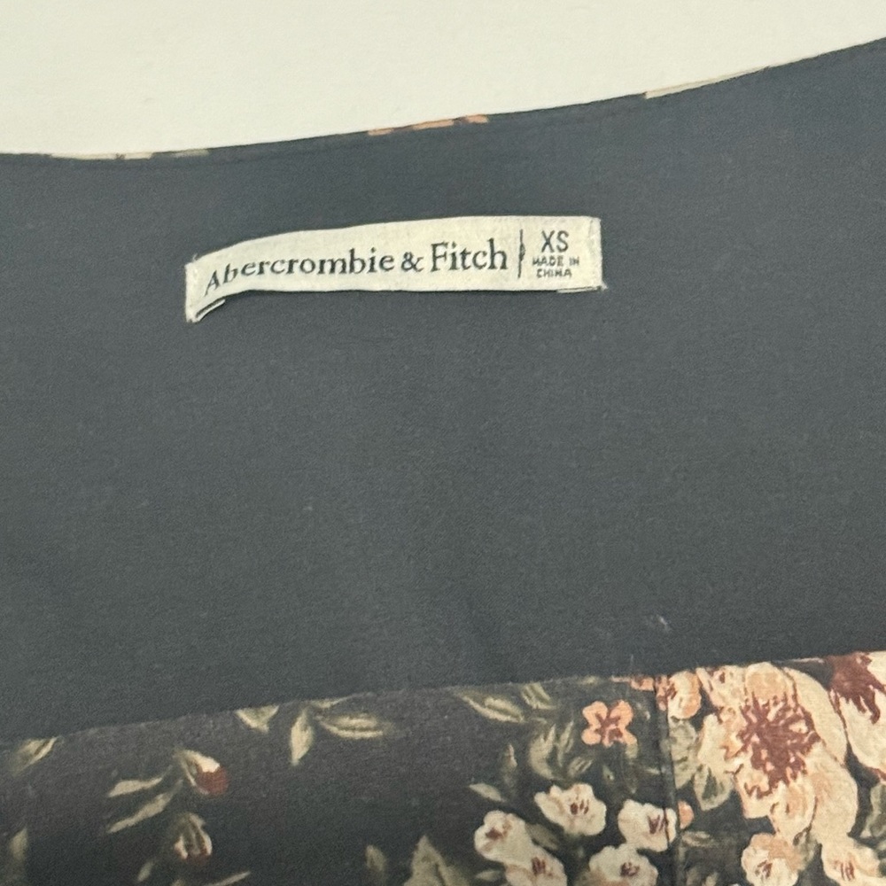 Abercrombie & Fitch - Women’s - Black Floral Blouse - XS - Picture 2 of 6